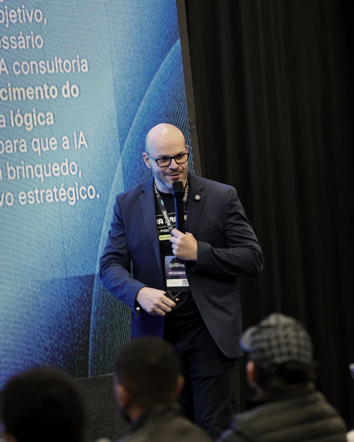 Robson Del Fiol no palco do AI Festival apresentando estratégia de IA para empresas